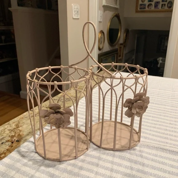 Metal caddy with flower detail