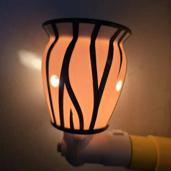 Scentsy Zebra Print Mini Warmer Wall Plug In Night Light Black White‎