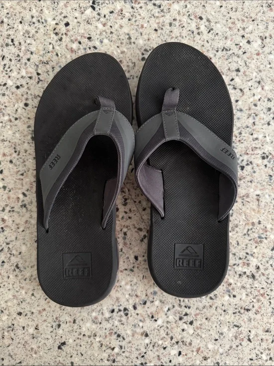 Reef Men's Black and Dark Gray Thong Sandals