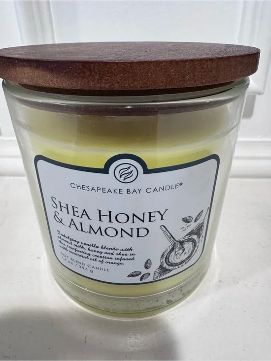 Chesapeake Bay Shea Honey & Almond Jar Candle - Pale Yellow