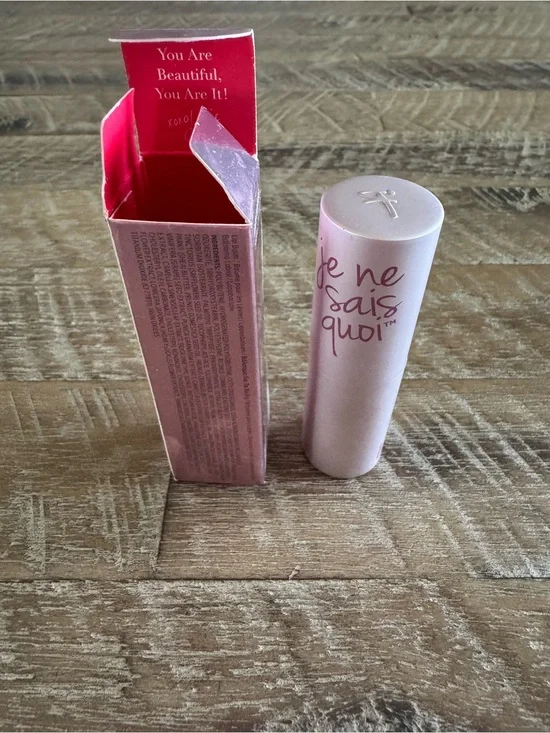 Je Ne Sais Quoi Hydrating Lip Treatment