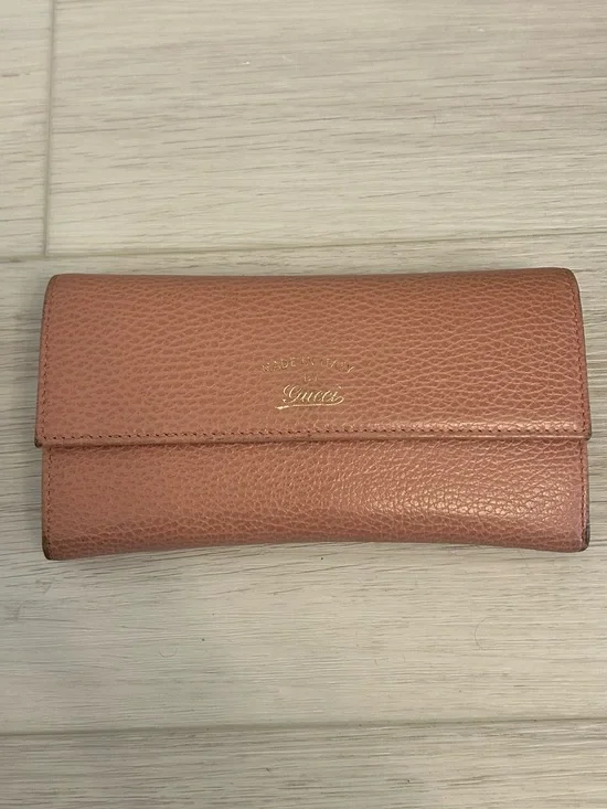 Gucci Swing Continental Pebbled Leather Flap Wallet in Dusty Pink