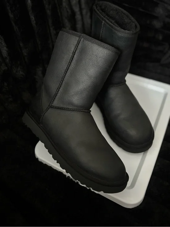 Women’s US 10 Black Leather UGG Boots