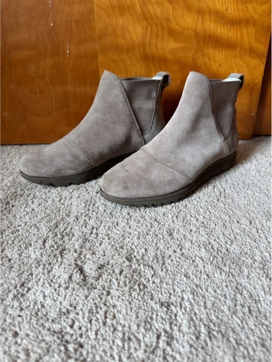 Sorel women’s Harlow Chelsea Boots 8