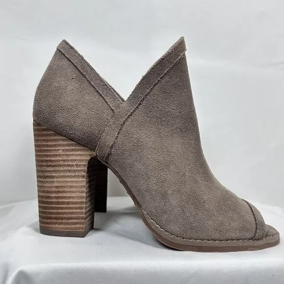 Lucky Brand Bootie Peep Toe Size 7/37.5 Laretah Taupe Suede Block High Heel Shoe