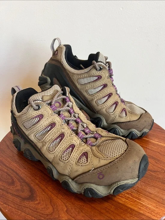 Oboz Women’s Athletic Trail Shoes in Tan and Purple size 7