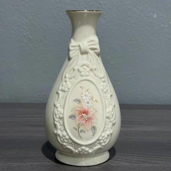 Royal Heritage Cameo Ribbon Vase Ivory Porcelain Floral Gold Trim 6