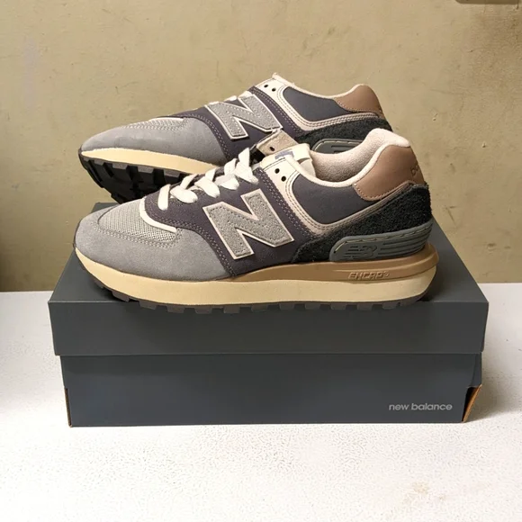 New Balance Men's Gray and Beige Athletic Sneakers