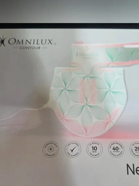 OMNILUX Contour Neck & Decollete - LED Light Therapy - NEW