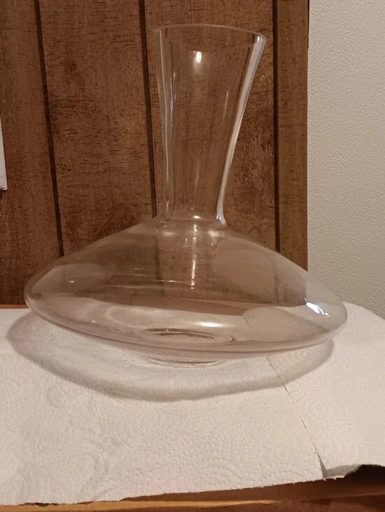 VINTAGE UNIQUE SHAPED DECORATIVE CRYSTAL CLEAR GLASS VASE.