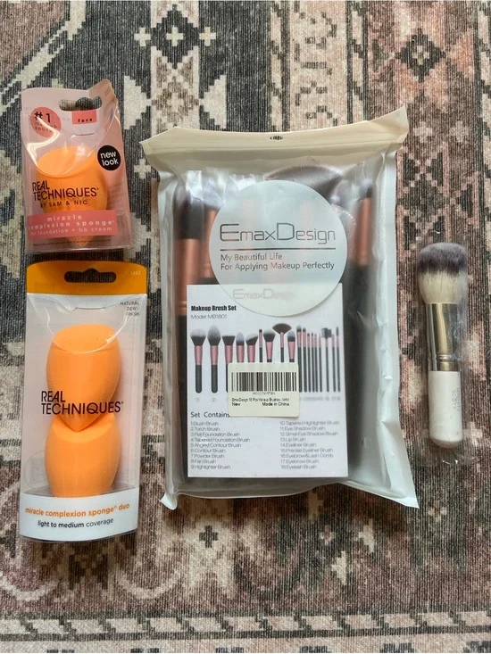 Makeup Brush Set with Blending Sponges