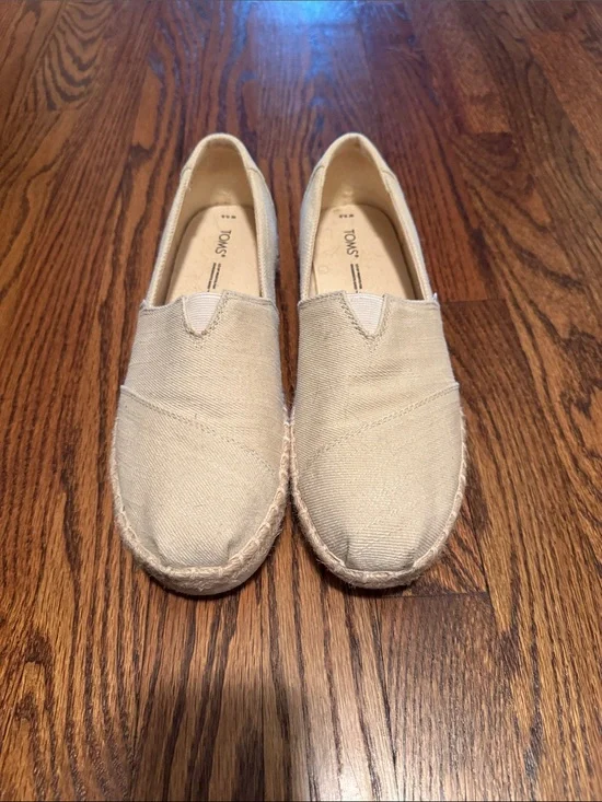 TOMS Women 9.5 Classic Slip-On Espadrilles in Beige