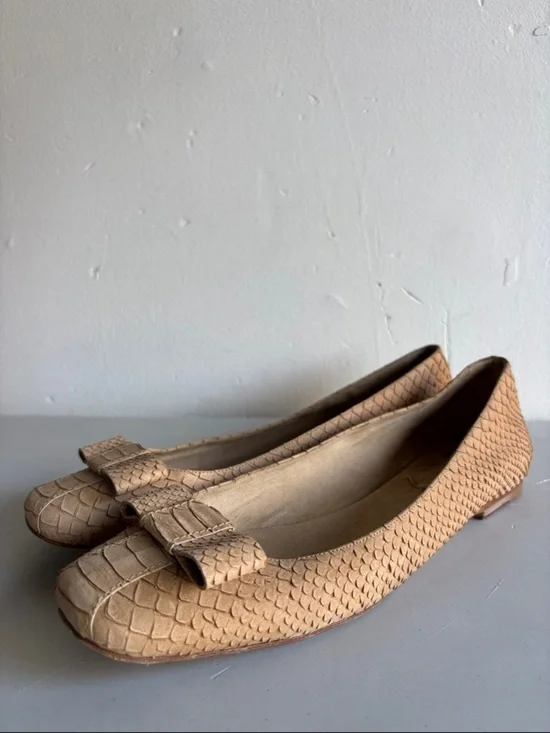 Stuart Weitzman Beige Textured Loafers