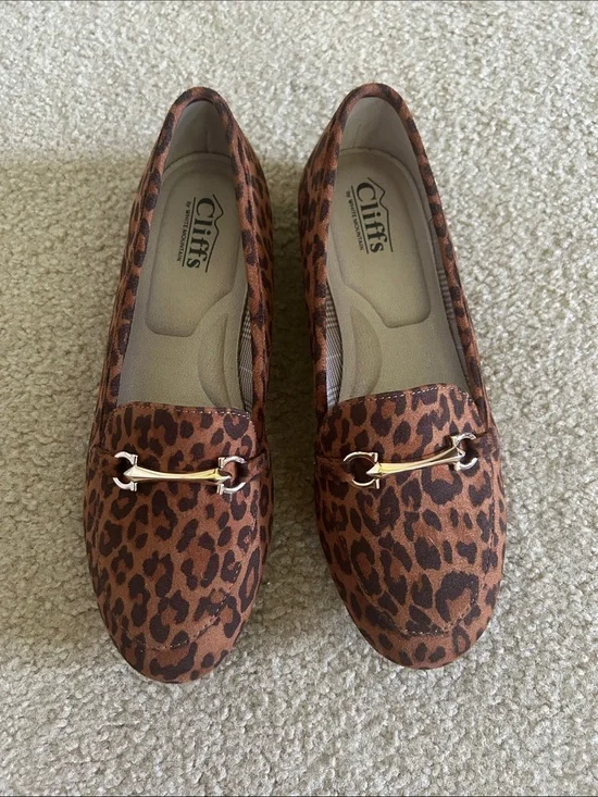 Cliffs by WHITE MOUNTAIN Leopard-Print Loafers with Gold Hardware sz 7