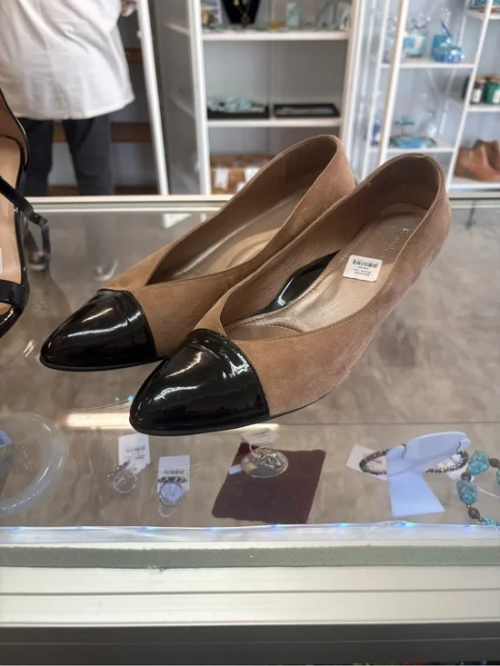 BeautiFeel Two-Tone Pointed Toe Flats in Black & Tan