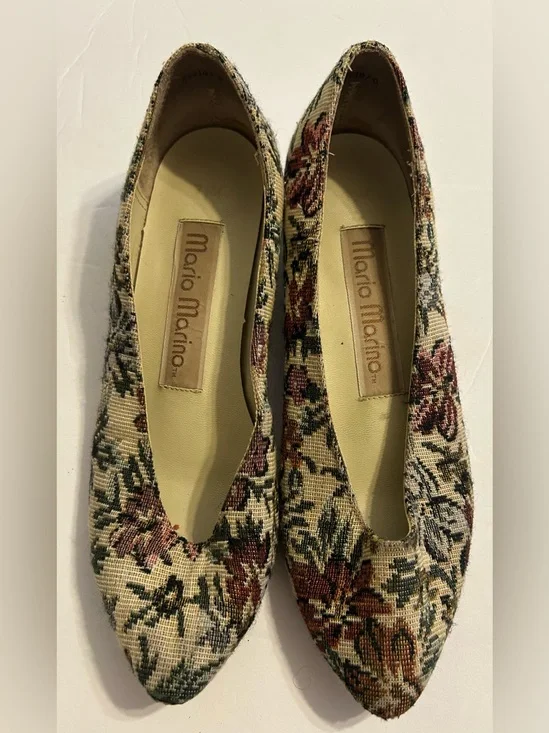 Vintage Floral Tapestry Pointed-Toe Flats — Beige with Green & Burgundy size 7.5