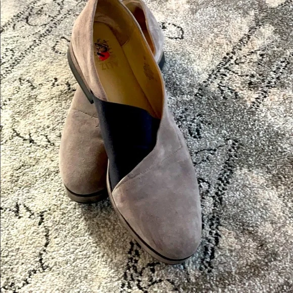 Naturalizer Grey suede flats