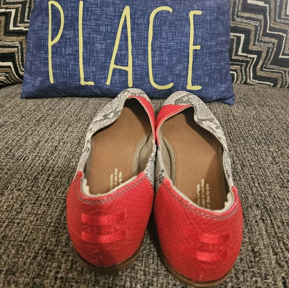TOMS Red Snake Print Ballet Flats Slip On Shoes Womens‎ Size 7.5
