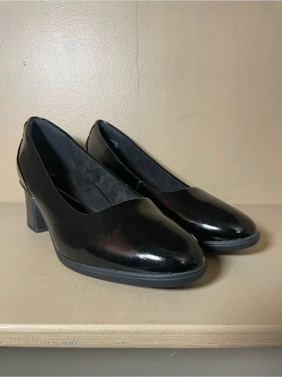 Clarks Shaya Poppy unworn Black Patent Block Heel Pumps