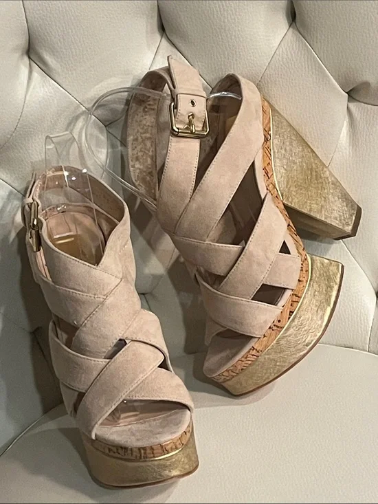 Dolce Vita Beige Suede Crisscross Platform Sandals Size 8.5 Eye Catching Luxury