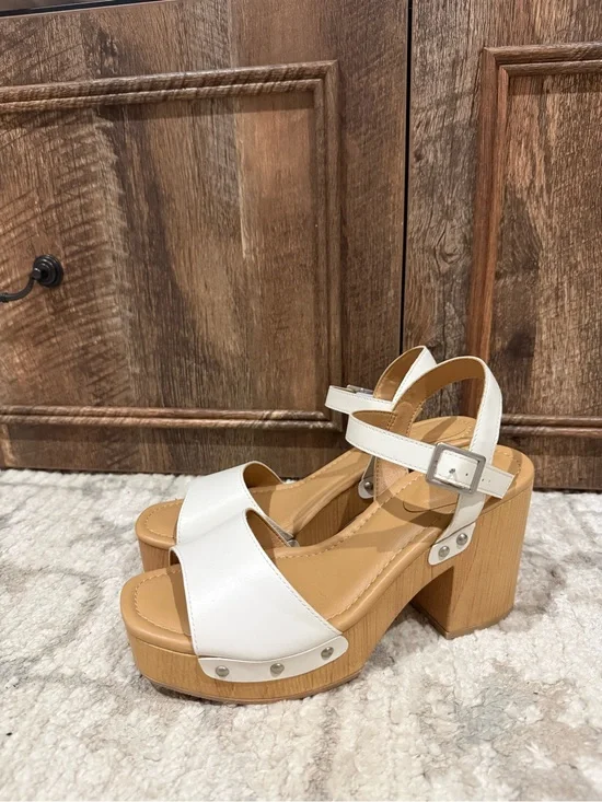 Universal threads platform heels/ sandals
