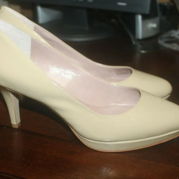Vince Camuto Nude Patent Leather Platform Heels Padded insole Classic 7.5 NEW…