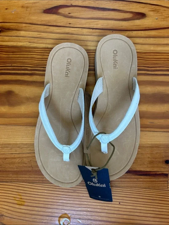 OluKai Women’s Tan Footbed White Strap Flip Sandals size 9