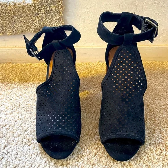 Universal Thread Black Laser Cut Perforated Block Heel Sandals Sz 6
