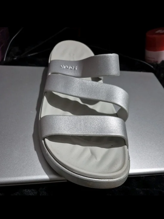 CROCS Women's 10 Metallic Silver Triple-Strap Slide
