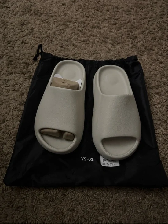 Cream YEEZY Slides BRAND NEW