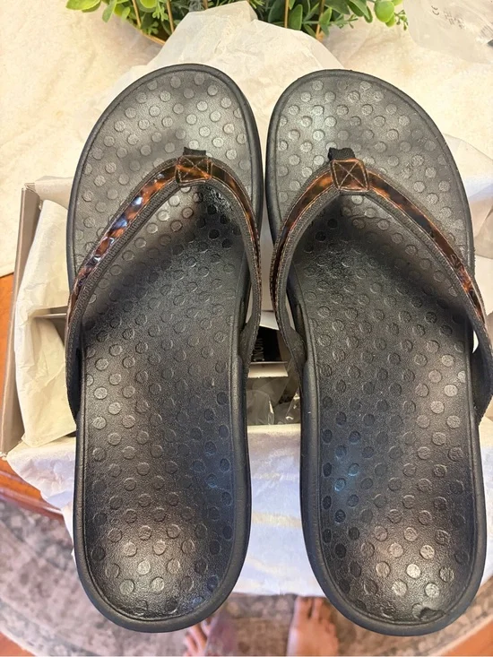 Vionic Women's Black Sandals with Brown Tortoise-Pattern Straps Size 12