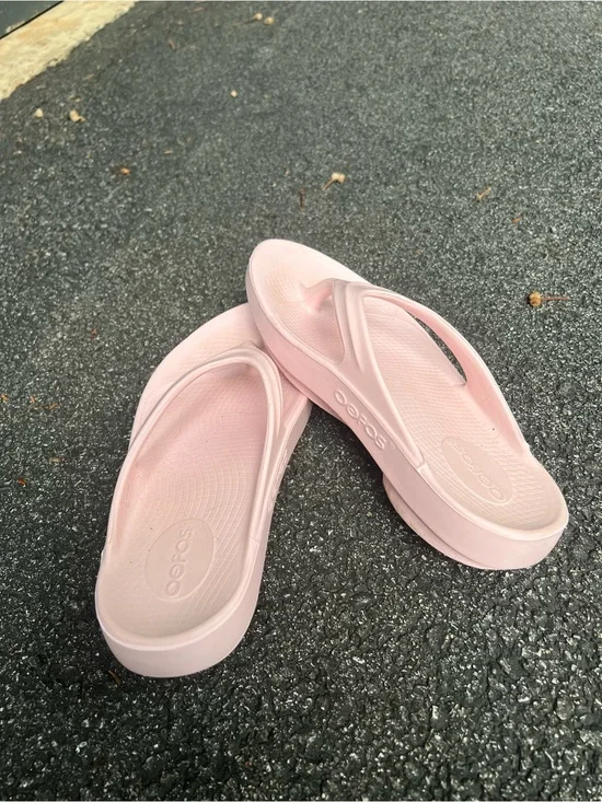 OOFOS Women's OOlala Sandals in Pale Pink