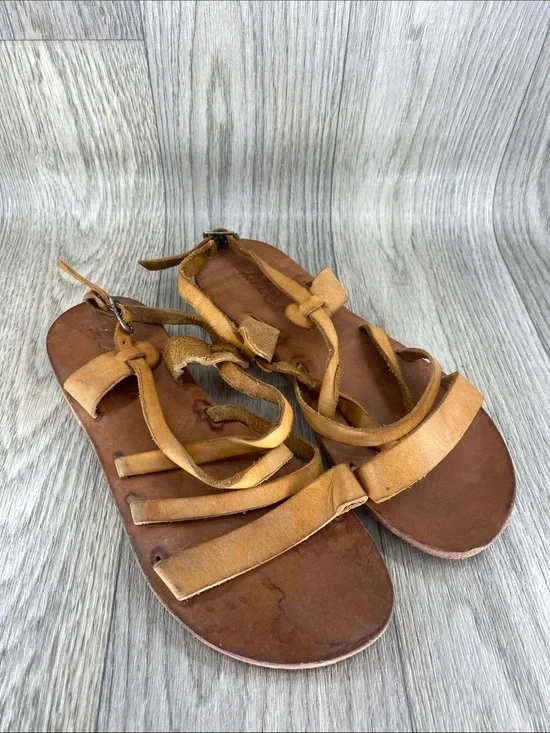 Leather Strappy Flat Sandals in Tan