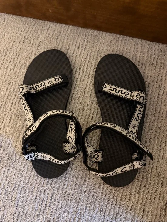 Women’s tevas size 9