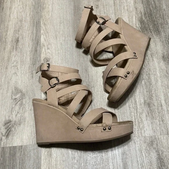 BKE Sole beautiful wedge strappy‎ sandals size 8