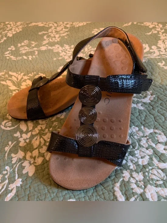 Vionic Sandals 6 Pretty black color silver hardware/design Planter Fasciitis
