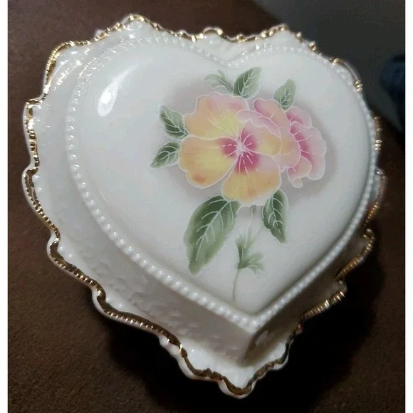 Heritage House Celebration Of Love Porcelain Heart Shaped‎ Music Trinket Box