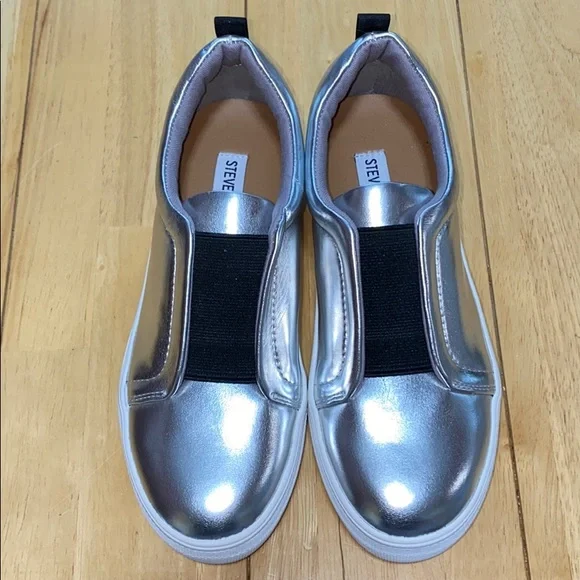 NWOB STEVE MADDEN GOALS SILVER SLIP ON US5.5