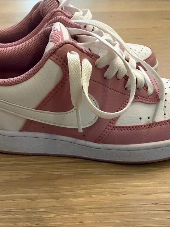 Nike Low-Top Sneakers in Pink and White