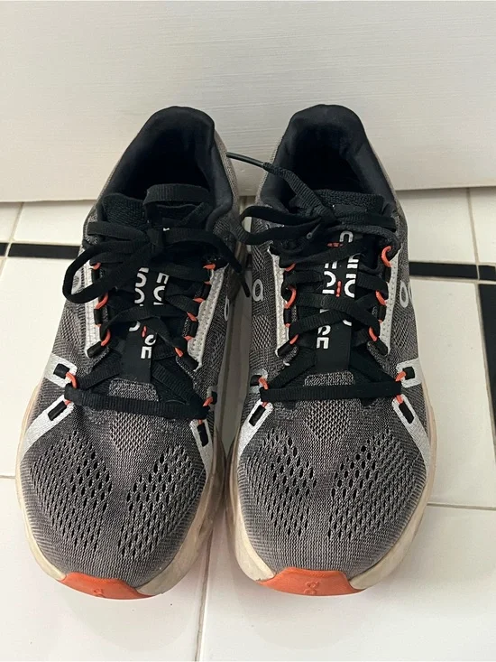 On Women’s Cloudsurfer Next running shoes in Gray and Black