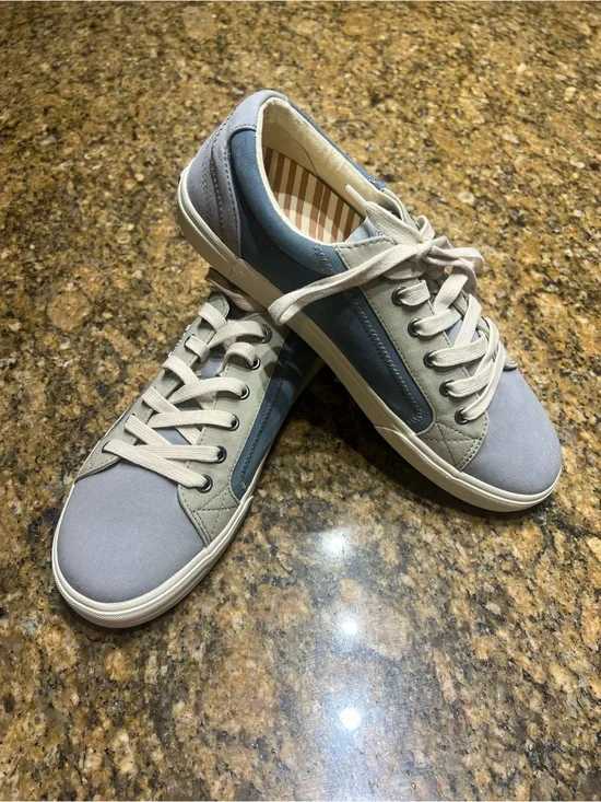 Taos Casual women's Low-Top Sneakers in Light Blue and Gray