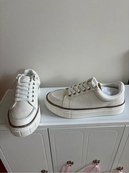Vince Camuto Women’s Cream Low-Top Platform Sneakers