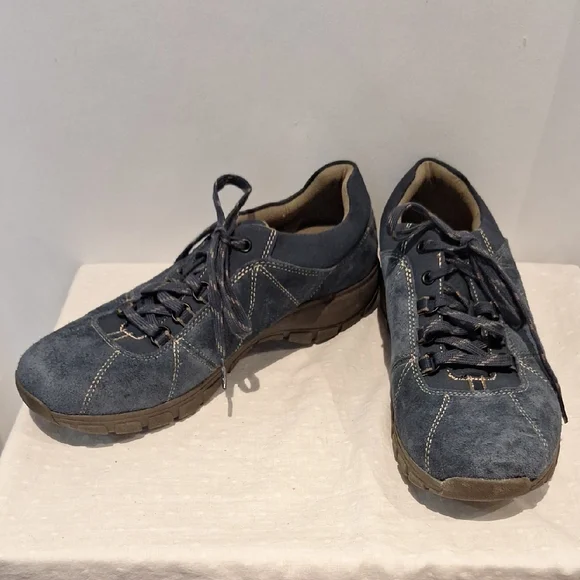 Clarks Women's Triumph Film Navy Suede Sneakers Size 10 NWOB