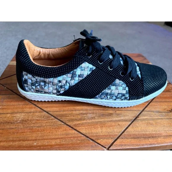 Bernie Mev Womens‎ Black Woven Dotted Low Top Sneakers Size 38/7 Lace Up Shoes