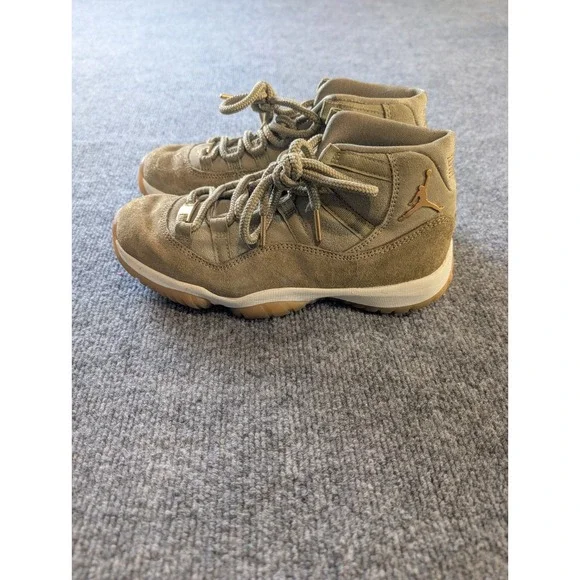 Air Jordan 11 Retro Olive Lux Size 8 AR0715-200 Metallic Neutral Olive Gum