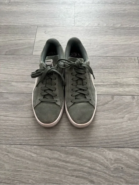 Womens Puma suede shoes