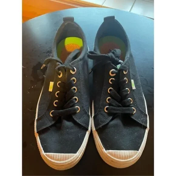 Cariuma Sneakers (Unisex)