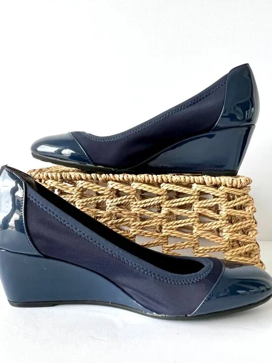 LifeStride Juliana Stretch Cap Toe Wedge Pump, Lux Navy Blue, Size 9, EC