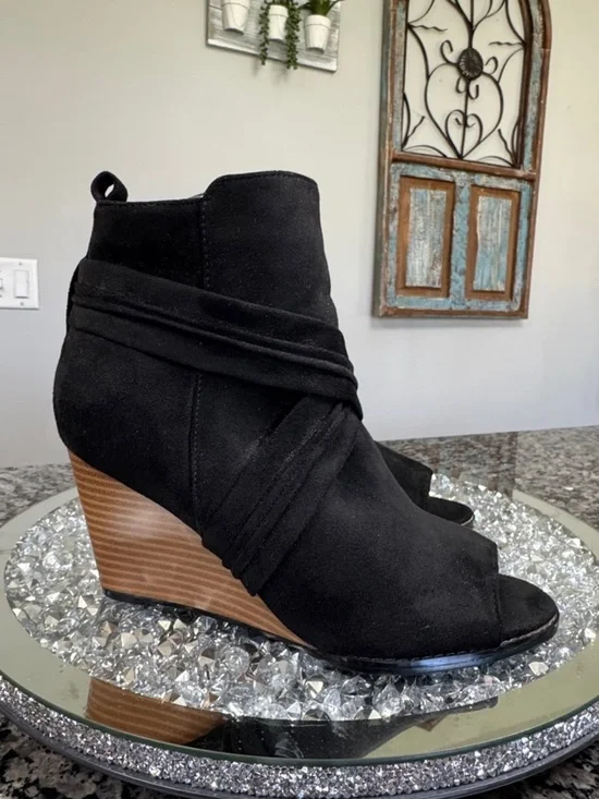 Journee Collection Black faux Suede Peep-Toe Wedge Booties 7.5
