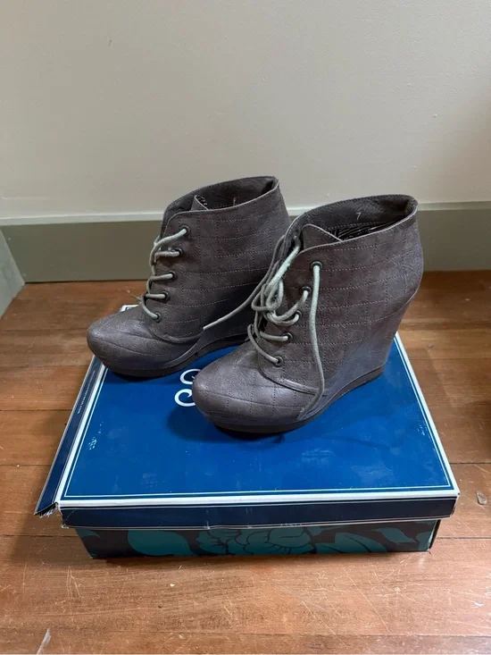 Seychelles Quilted Lace-Up Wedge Booties in Gray
